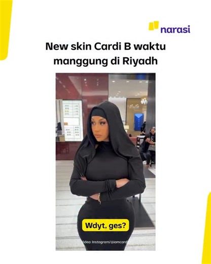 Narasi on Instagram: "Cardi B bikin publik kaget, bukan cuma karena penampilannya, tapi juga sikapnya waktu tampil di Soundstorm Music Festival di Banban, Riyadh. Datang ke Arab Saudi, Cardi kelihatan menyesuaikan diri. Ia tampil tertutup saat jalan di mal dan beberapa kali menyapa dengan salam. Di atas panggung pun, Cardi tampil dengan outfit pink yang sopan sambil menyapa penonton dengan “Assalamualaikum” dan menyebut “MasyaAllah”. Lewat live Instagramnya, Cardi terang-terangan memuji Arab Sau