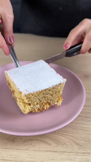 SuperGustoso on Instagram: "¡La famosa tarta de manzana alemana que está encantando al mundo! ¡Pastel que se deshace en la boca! Ingredientes: 2 manzanas 60 g de mantequilla derretida 90 g de azúcar 3 huevos 120 g de azúcar 300 g de harina de trigo 1 cucharada de polvo para hornear 200ml de leche Tiempo de preparación: Horno a 180°C por 35 minutos"