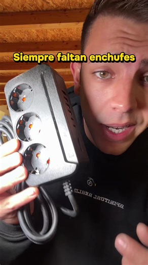 Entre móvil, cargadores, portátil o lámparas… los enchufes nunca son suficientes. Esta regleta te da 3 enchufes varios USB para conectar todo desde un solo sitio. 🔌 3 tomas de corriente 📱 Puertos USB para cargar 🏠 Perfecta para casa o escritorio La tienes en el botón naranja del vídeo. #OfertasParaTi #TikTokShop #Hogar #Gadgets #Tecnología