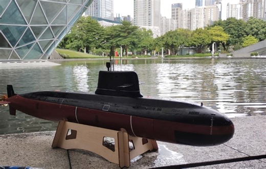 1/100 039b遥控潜艇广州大剧院航行