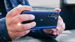 3.3K views · 56 reactions | There's a lot to like about the new Motorola Edge Plus. Not only is it the first truly premium phone that Motorola has launched in the US since 2020, but the 2022 version of the Edge Plus packs a big battery, a high-refresh-rate display and multiple rear cameras and is powered by the Snapdragon 8 Gen 1 processor. If those specs sound similar it's because phones from Samsung and OnePlus have nearly identical ones. | CNET | Facebook