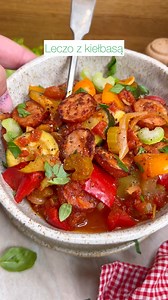 9.8K views · 61 reactions |  Leczo to klasyczne, jesienne danie jednogarnkowe. Szybkie, proste i niezwykle smaczne.❤ 塞 Cukinia, pomidory, papryka i obowiązkowo seler naciowy to baza do przygotowania pysznego leczo, które jest sycące, rozgrzewające i doda Wam dużo energii. Możecie przygotować także wersję bez kiełbasy i wtedy będziecie mogli leczo zawekować do słoików na zimę. Koniecznie przygotujcie. Przepis w filmiku. | SelerLove | Facebook