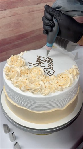 Elegant Birthday Cake Decorating 🎂 Simple Buttercream Design #Shorts