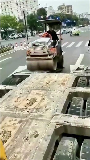 Road Roller Tips Over Due to Operation Mistake!