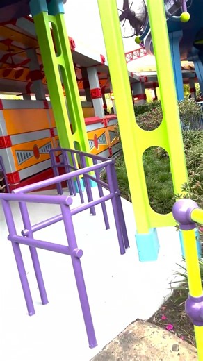 Alien Swirling Saucers - Lightning Lane