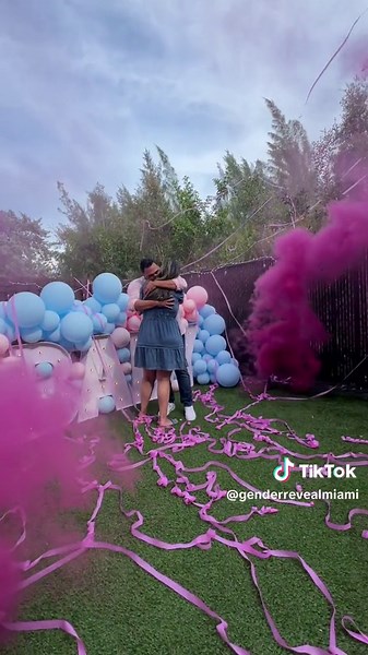 Amazing Streamers and Powder Blaster gender reveal.💕✨🎉 #genderreveal #genderrevealideas #genderrevealmiami #genderrevealparty #charevelacao #genderrevealvideos #genderrevealfireworks #ohbaby #genderrevealdecoration #heorshe