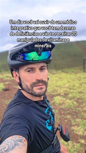 Carlos Eduardo Viterbo on Instagram: "💊Vitamina não é bala mágica. Sem deficiência comprovada, suplementar não melhora saúde, performance nem imunidade — e às vezes é só xixi caro 💸. 🔬 O que a ciência mostra: Multivitamínicos não reduzem mortalidade nem eventos cardiovasculares Vitaminas antioxidantes não previnem câncer em pessoas saudáveis Excesso pode causar efeitos adversos (vit. A, D, E, ferro…) 📌 Suplemento é tratamento, não superstição. Antes da cápsula: alimentação, sono, treino e ex