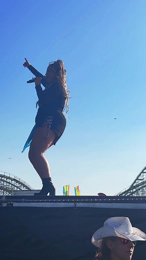 I love playing this live and watching the crowds response #thickthighs