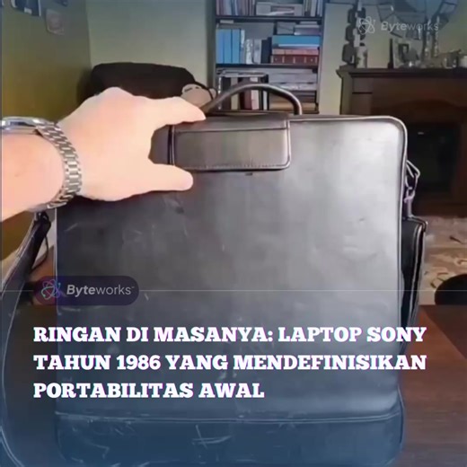 Perangkat ini adalah komputer portabel buatan Sony dari era 1980-an, masa ketika istilah “ringan” memiliki standar yang sangat berbeda dibanding sekarang. Pada tahun 1986, komputer seperti ini sudah dianggap revolusioner karena bisa dilipat, dibawa, dan digunakan tanpa harus terhubung ke komputer meja. Namun, teknologi layar CRT/LCD awal, baterai besar, serta komponen elektronik yang belum terintegrasi membuat bobot dan ukurannya tetap sangat masif. Meski jauh dari ramping, perangkat ini menjadi