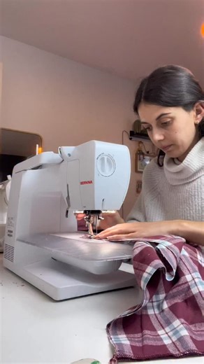 💐 Pourquoi offrir des fleurs à la Saint-Valentin… quand on peut offrir un patron de couture en forme de cœur ? 😏🧵❤️ Cette année, on change des classiques et on mise sur un cadeau utile et plein d’amour : la trousse cœur 💘 Un projet DIY parfait à offrir… ou à garder pour soi (on n’est jamais mieux servi que par soi même 😌). 💝 Petite surprise spéciale Saint-Valentin Pour l’achat du patron pochette de la trousse cœur, 👉 je t’offre l’étiquette à coudre de ton choix ✨ Comment en profiter ? 1️⃣