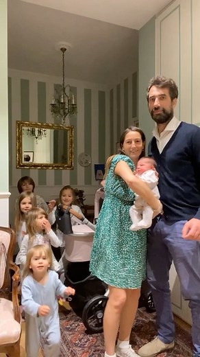 Francesca Levi D’Ancona on Instagram: "Anna joined the crew! Troppo felici!!! #babygirl #itsagirl #newborn #5daysold #nataincasa #homebirth #partoincasa #birth #nascita #fiocconascita #birthannouncement #ènata"