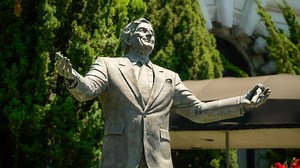 ‘We left our hearts with him:' Fans and friends remember Tony Bennett at his statue in San Francisco
