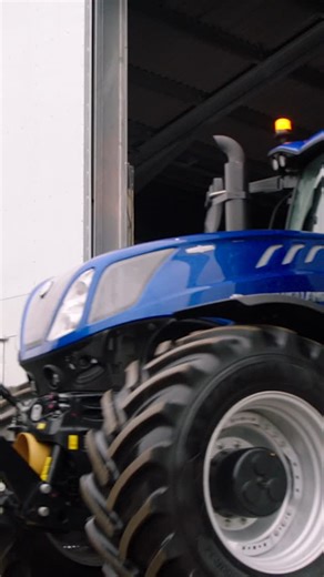 33 reactions | 340 PS purer Durchzug  Der T7.340 HD ist nicht nur stark, er sieht auch verdammt gut dabei aus. Mit Auto Command™ stufenlos gleiten statt schalten – das ist Heavy Duty, wie man’s will. #NewHolland #T7340HD #Powertraktor #TraktorLiebe #HeavyDuty | New Holland Agriculture | Facebook