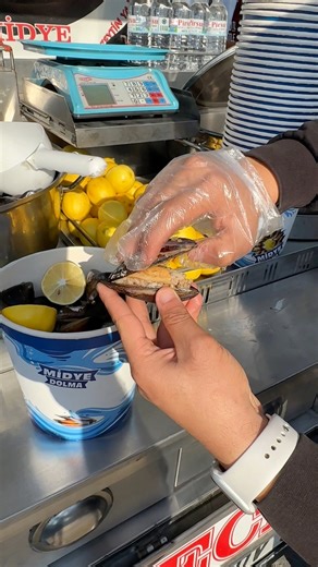 520K views · 5.2K reactions | 400 TL Kg En fazla kaç midye yersin Midyeci Resul Şemikler İzmir #reklam | Seyhan Kurt | Facebook