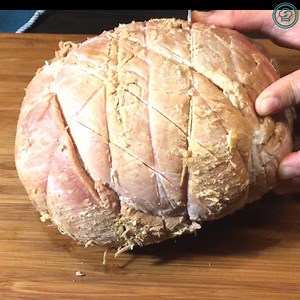 Rich, sticky glaze is slathered all over this juicy, tender ham. Full recipe: https://amiablefoods.com/christmas-ham/ | aMIAble foods