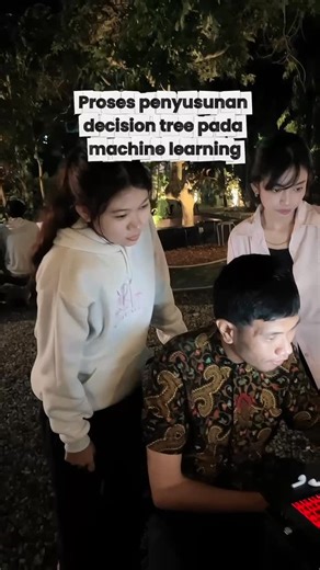 Data Sorcerers on Instagram: "Helloo Sorcerers! ✨ Data Sorcerers malam ini diskusi bareng tim buat ngebahas decision tree 🌙💻 Decision tree itu metode di machine learning yang bantu ngambil keputusan lewat cabang-cabang pilihan, mirip kayak pohon keputusan dari satu data ke data lain 🌳 Sambil diskusi santai, kita ngulik data, ngitung entropy dan information gain bareng-bareng biar hasil analisisnya makin jelas dan rapi ✨📊 Mari kita belajar dan bertumbuh bersama di Data Sorceres 🪄🌴 #datasorc