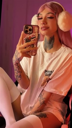 full.ivyy on Instagram: "日本利用压电瓷砖将脚步转化为电能。这些瓷砖捕捉来自你脚步的动能。当你行走时，你的重量和动作会对瓷砖产生压力。瓷砖会轻微弯曲，从而产生机械应力。瓷砖内部的压电材料将这种应力转化为电能。每一步都会产生少量电荷，而数百万步结合在一起就能产生足够的电力来 驱动LED灯、数字显示屏和传感器。在像涩谷车站这样繁忙的地方，每天大约有240万个脚步为这一系统作出贡献。这些电能可以被储存或立即使用，从而减少对传统电力来源的依赖，并支持可持续的城市基础设施。这种方法将日常运动转化为实用的可再生能源。#日本#知识#事实你知道吗 推荐科技创！ 新历史技术实验热门"