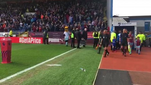 ‪COMMUNITY DAY: And it wouldn’t be matchday without our wonderful VIP player escorts and mascots 😊 Today they lead the Burnley Football Club team through our giant flag Guard of Honour which displayed the #BFCitC logo & Pendleside Hospice’s 30th anniversary logo ⚽️ #BFCCommDay ‬ | Burnley FC in the Community