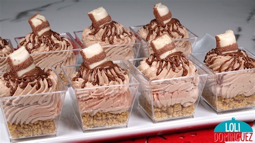 Ingredientes de la MOUSSE DE KINDER EN 10 MINUTOS: . 80g de galletas molidas 30g de mantequilla derretida 400ml (1 2/3 tazas) de nata para montar o crema de leche para batir 150g de queso mascarpone 125g de crema de chocolate con avellanas Un poco de crema de chocolate con avellanas (Para decorar, opcional) Galletas Kinder para decorar (Opcional y cantidad al gusto) --------------- . MOUSSE DE KINDER EN 10 MINUTOS. No te agobies por el postre, esta opción que te propongo es ideal para toda la fa