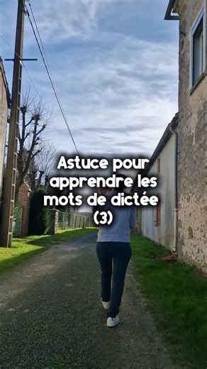 ✨ Astuces apprentissage – épisode 3 : les mots de dictée en bougeant Apprendre en restant assis ? Très peu pour nous 😅 Ici, on transforme les mots de dictée en jeu sportif 🏃‍♀️ Le principe est simple : 👉 on se met dehors 👉 une ardoise d’un côté 👉 un feutre placé loin, qu’on ne peut pas déplacer 👉 l’enfant lit le mot, court jusqu’au feutre, écrit ce qu’il a mémorisé, puis revient Résultat : • le corps est en mouvement • la mémoire est stimulée • l’attention est meilleure • l’apprentissage d