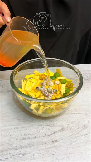 Assalamualaikum , Kali ini kita bikin asinan mangga kuah jeruk kiamboy yuk Catat resepnya yaaaa guys Mangga 800 gr (± Rp15.000) Nanas 250 gr (± Rp5.000) Kiamboy 40 gr (± Rp8.000) Jeruk Sonkit 500 gr (± Rp8.000) Cabe Rawit 10 pcs (± Rp2.500) Gula Pasir 100 gr (± Rp2.000) Air 1.000 ml (± Rp1.000) Kemasan Pouch 10 × 17 cm 10 pcs (10 × Rp200) = Rp2.000 💰 Total Modal Keseluruhan: ± Rp43.500 🥭 Hasil: 10 pouch (10 × 17 cm) 📌 modal / pouch Rp4.350 💰 Harga Jual Rp 10.000 - Rp 13.000 Selamat mencoba g