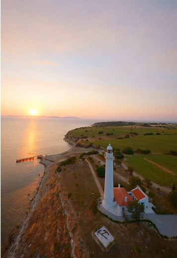 Standing tall against Çanakkale’s stunning scenery, Mehmetçik Lighthouse guides ships and guards history. Watch the sun paint the horizon in breathtaking colours from this timeless beacon. #GoTürkiye #Türkiye #GoÇanakkale #Çanakkale #MehmetçikLighthouse #Sunset #TiktokTravel #Traveltok #Traveltiktok #Travel #FYP