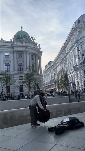 Beautiful Vienna Street Music🎻 – Cello Performance in the Heart of the City | Austria #shorts