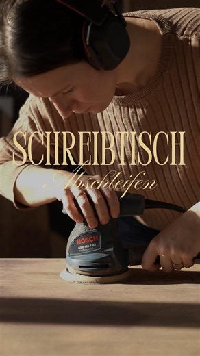 Angela Giovanna Stark on Instagram: "Eigentlich wollte ich euch ein schönes „How To Abschleifen“ Video erstellen, aber was hier so entspannt aussieht war eine ziemlich frustrierende Angelegenheit. Was ich für Massivholz hielt hat sich als Furnier herausgestellt, sodass ich ein bisschen zu tief geschliffen habe. Zum Vorschein kam noch dazu ein kleiner alter Wasserschaden, bei dem ich mit dem Furnier schon ganz schön kämpfen musste um es zu reparieren (und das nicht allzu professionell 🙈 i