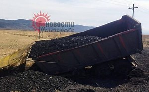 По дороге в Шахтерск у большегруза оторвался прицеп и вылетел в кювет