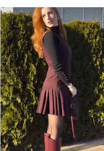 #ginger I love outfits with a taste of luxury, you? #heels #overknees #pantyhose #skirt #nails #dress #redhair #redhead