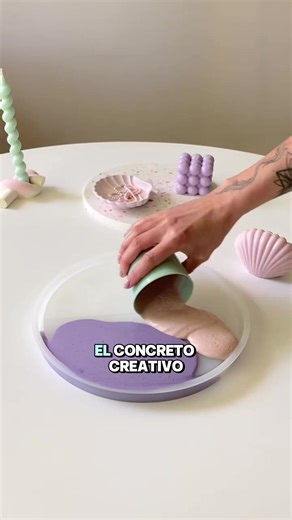 Este no es otro “emprendimiento más”… es una oportunidad real si sabes aprovecharla. 👀 El concreto decorativo está creciendo porque combina 3 cosas clave: ✔️ Bajo costo de inicio ✔️ Proceso simple (no necesitas experiencia previa) ✔️ Productos con alto valor percibido Pero ojo… esto NO es para todo el mundo. Esta masterclass es para ti si: ✔️ Quieres empezar un emprendimiento desde casa ✔️ Te gustan las manualidades o crear cosas con tus manos ✔️ Estás buscando una forma real de generar ingreso