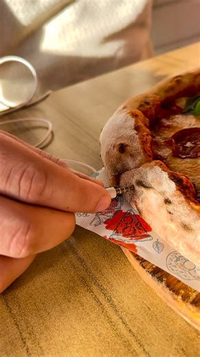 La pizza nourrit le corps, la chanson italienne nourrit l’âme. Ensemble, elles font la fête à la vie 💚❤️🤍 🍕 #pizza #italienne #love #food | The Corner italian food