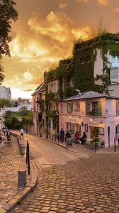 Sunset strolls around Montmartre in Paris ✨ © Instagram @gl0be_trotter | British Vogue