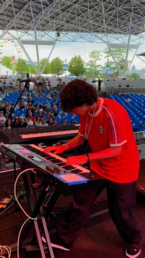 🎹 How to Become a Master at Rock Piano Unlock the hidden power of the piano in rock and roll! Here’s how to level up your skills: 1️⃣ Master the Right Hand The right hand brings out melodies and treble chords, often carrying the song’s emotional weight. It handles quick chord changes, melodic lines, and arpeggios (think Led Zeppelin’s “Fool in the Rain”). Proper finger technique ensures smooth transitions and prevents tangles. 2️⃣ Old-School Left-Hand Rhythm Learn the “boogie woogie” bass line,