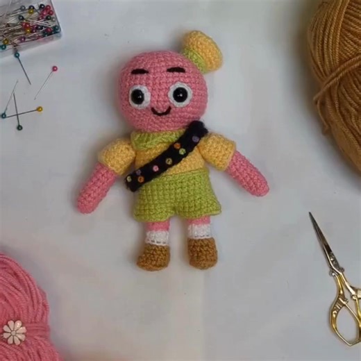 This tiny scout got 100 "OMG I need this!" comments. 🤩 You can make it yourself! This intermediate-advanced pattern is highly detailed. Includes full material list and is ready to download in EN/FR. Start your project today! 🧵 | Sarahpatterns