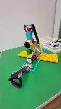 #scratch loop forever หุ่นยนต์แยกเลโก้ สีน้ำเงินฝั่งซ้ายสีเขียวฝั่งขวา ยกกันเมื่อยเลย
