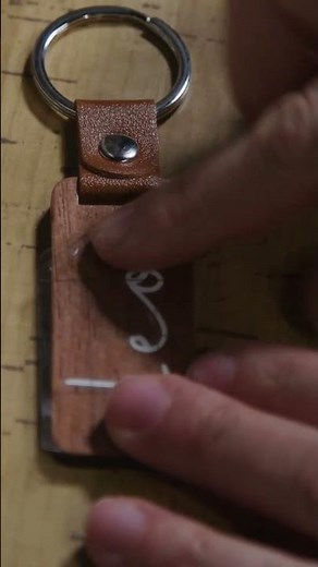 Un porté clé en bois à personnaliser | Cricut France