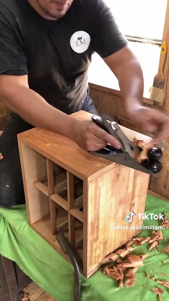 Episodio 7 A puliendo la carcaza de forma manual .. #eliasmaximilianocreaciones #carpinteriauruguaya #carpinteria #hechoaamano #ebanisteria #cabinetmaker