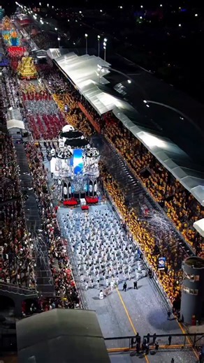El Sambódromo de Río de Janeiro, en Brasil 🇧🇷, se transformó en un escenario de fantasía durante los carnavales de 2026 con plumas gigantes, máscaras brillantes, coreografías que hicieron levantar al público de sus asientos y majestuosas carrozas alegóricas que reunieron lo mejor de la ingeniería y el arte. El desfile mostró escenas políticas, con representaciones de fábricas, barrios obreros y plazas populares; narrativas que dialogaron con el teatro, la danza contemporánea y la cultura pop; 