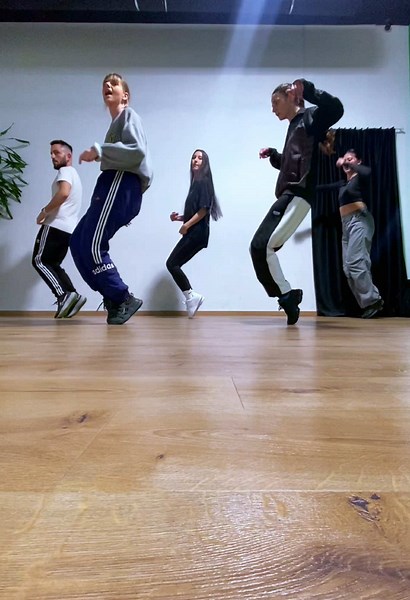 Our lil Euphoria Shuffle Class on Monday evenings ✨ #shuffle #shuffledance #shuffling #dancer #cuttingshapes #combo #shufflecombo #cuttingshapescombo #crisscross #toestall #toestand #indianspin #soccerkickspin