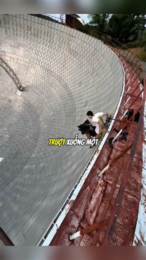 This guy made a mistake trying to slide down a giant telescope 😮