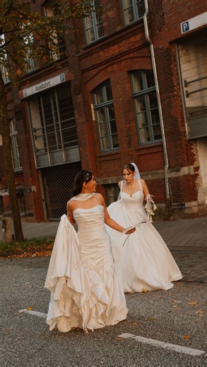 Dear Bride on Instagram: "Nein, für Bräutigame haben wir leider nichts. Bei Dear Bride sind wir ganz auf die Braut spezialisiert 🤍 Brautkleider sowie Accessoires wie Schleier, Schmuck, Jacken und Reifröcke. #dearbride #braut #hochzeit #hamburgbride #weddingdress"