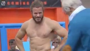 Top Crossfit athlete Kenneth Leverich disguised as old man pranks the guys at muscle beach󾌴 | TheAthleticBuild.com