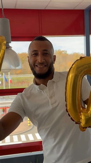 FM Logistic France on Instagram: ""On m'a beaucoup appris à sortir de ma zone de confort pour pouvoir avancer et voir plus loin" 🔭 Yannick a intégré FM Logistic il y a dix ans en tant que Préparateur de commandes sur notre plate-forme de Fauverney (21). Entre rires et moments conviviaux avec ses collègues, il a appris à se dépasser et a depuis évolué en tant qu'Agent d'ordonnancement. Un parcours qui ne s'arrête pas là puisque Yannick bénéficie à nouveau d'un programme de formations internes av