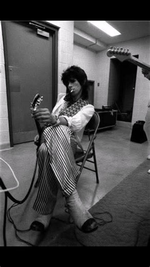 "Little Red Rooster" was the Rolling Stones second single to top the UK chart proof of the staging power they would show time and time again. 🎸🎶🎵🎶✌️♥️ #facebookreel #everyone #followers #therollingstoneslittleredrooster | Bro Max