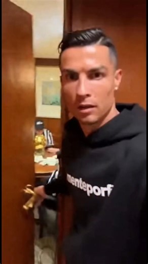 DavooXeneize Mon on Instagram: "Los atrapó con las manos en la masa! 📸😱 Cristiano descubrió la "negociación" secreta de Leo con el árbitro y aplicó justicia por mano propia. ¡Se va directo a Madeira ese trofeo! 😂🏃‍♂️💨 #fblifestyle"