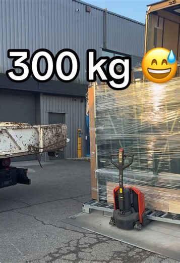 Livraison vitrage 300 kg 😅 Qui prend celui-là sur le chantier ? #menuiserie #chantier #artisan #travaux #batiment