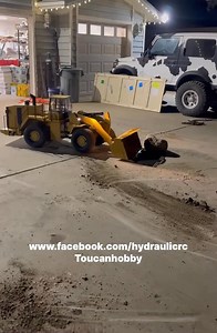 87K views · 1.3K reactions | Lifting a huge rock with the 1/7 scale hydraulic full metal CAT 988H front end loader 朗朗料料料料料 #rcconstruction #rcconstructionmodels #loader #hydraulic #RC #construction #hydraulicrc | Toucanhobby RC Model | Facebook