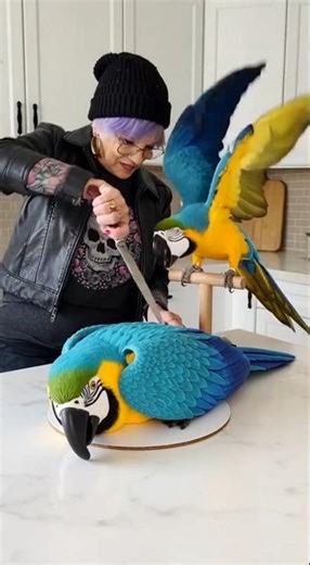 😳🍰 You won't believe how this parrot reacted when I cut the cake! 💠