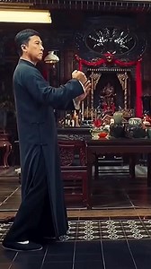 Le Wing Chun et le Tai Chi Chuan sont deux arts martiaux chinois offrant des approches distinctes en matière de combat. Le Wing Chun se distingue par son efficacité en combat rapproché, utilisant des mouvements directs et précis pour neutraliser rapidement un adversaire, même plus fort. Il combine souvent défense et attaque en un seul mouvement, optimisant ainsi la réactivité face à une agression. Des exercices tels que le “Chi Sao” ou “mains collantes” développent la sensibilité tactile, permet